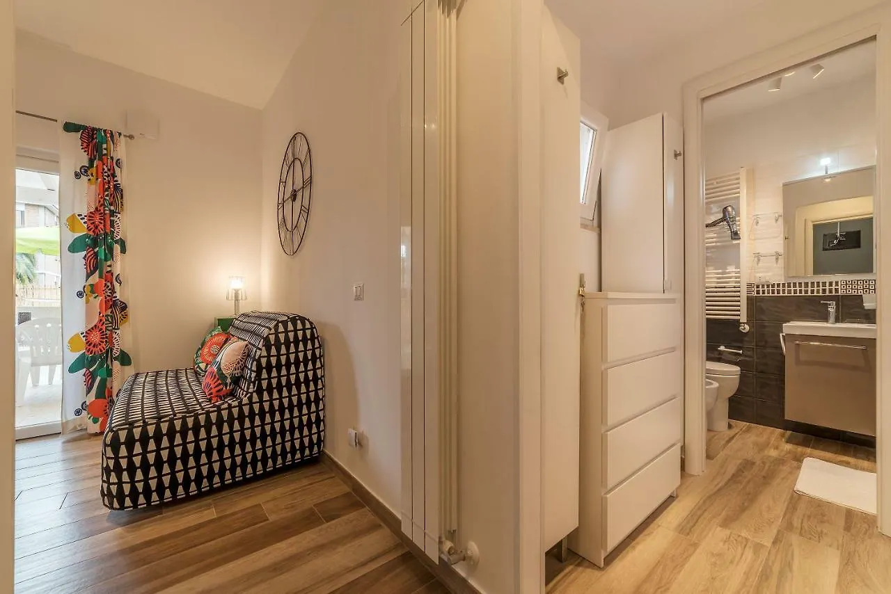 Pyramid Lovely Apartment With Garden Rome